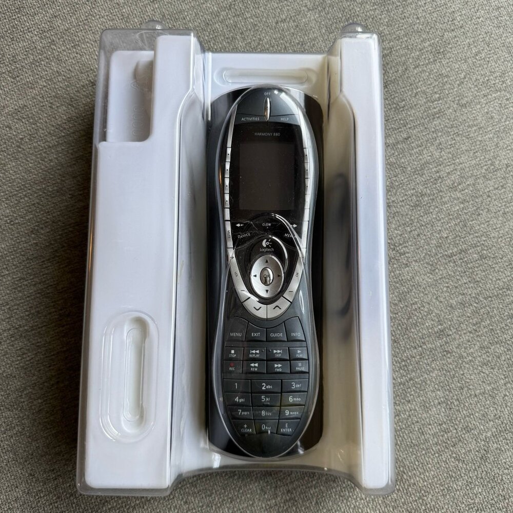 Logitech Harmony 880 Advanced Universal Remote Control Charging Dock New In Box - Picture 4 of 7